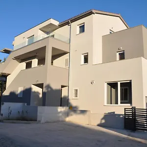 https://aurora-liznjan.in-istria.net
